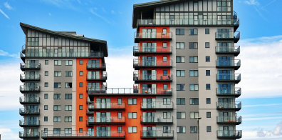 Immeuble d'appartements rouge et orange