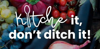 Le slogan devant un fond de fruits