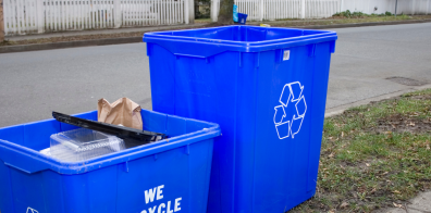 deux boîtes de recyclage bleues de tailles différentes