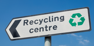 un panneau indiquant "centre de recyclage"